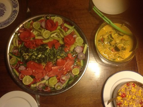 Wildlachs mit Kräuterkruste und Räucherlachs im Salatbett mit Kiwi und Grapefruit mit gemischtem Gemüse in Kokossauce